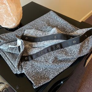 Lululemon Snap Scarf Wrap Black White